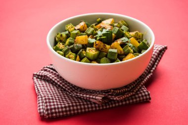 Bhindi veya bhendi veya bamya veya ladyfinger köri veya sabji, seçici odak Hint masala kızarmış