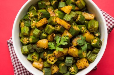 Bhindi veya bhendi veya bamya veya ladyfinger köri veya sabji, seçici odak Hint masala kızarmış