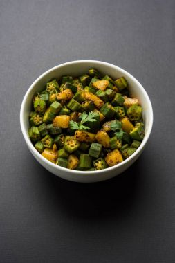 Bhindi veya bhendi veya bamya veya ladyfinger köri veya sabji, seçici odak Hint masala kızarmış