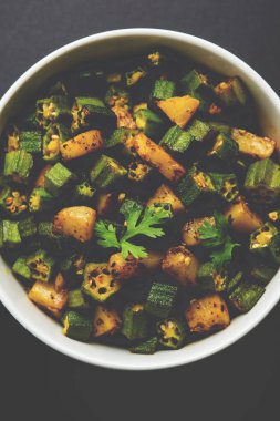 Bhindi veya bhendi veya bamya veya ladyfinger köri veya sabji, seçici odak Hint masala kızarmış
