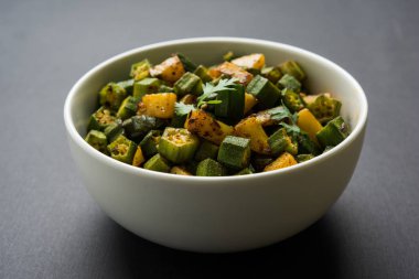 Bhindi veya bhendi veya bamya veya ladyfinger köri veya sabji, seçici odak Hint masala kızarmış