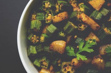 Bhindi veya bhendi veya bamya veya ladyfinger köri veya sabji, seçici odak Hint masala kızarmış