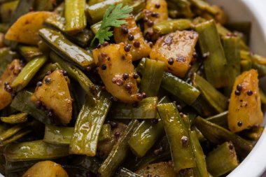 Kızarmış küme fasulyesi köri veya gawar veya gowar ki sabji, seçici odak