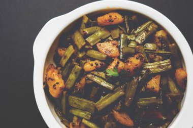 Kızarmış küme fasulyesi köri veya gawar veya gowar ki sabji, seçici odak