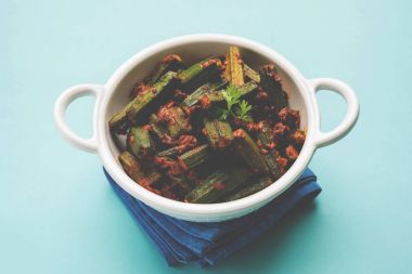 Bhindi veya bhendi veya bamya veya ladyfinger köri veya sabji, seçici odak Hint masala kızarmış