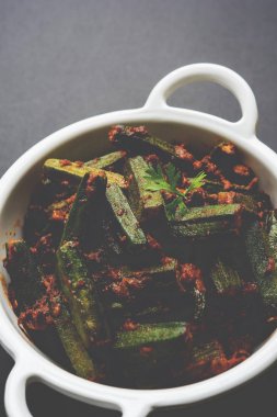 Bhindi veya bhendi veya bamya veya ladyfinger köri veya sabji, seçici odak Hint masala kızarmış