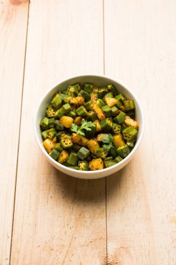 Bhindi veya bhendi veya bamya veya ladyfinger köri veya sabji, seçici odak Hint masala kızarmış