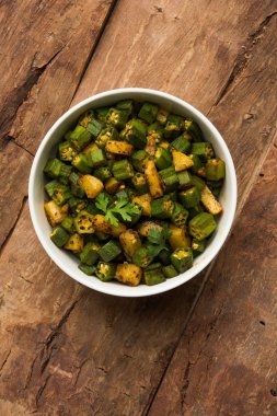 Bhindi veya bhendi veya bamya veya ladyfinger köri veya sabji, seçici odak Hint masala kızarmış