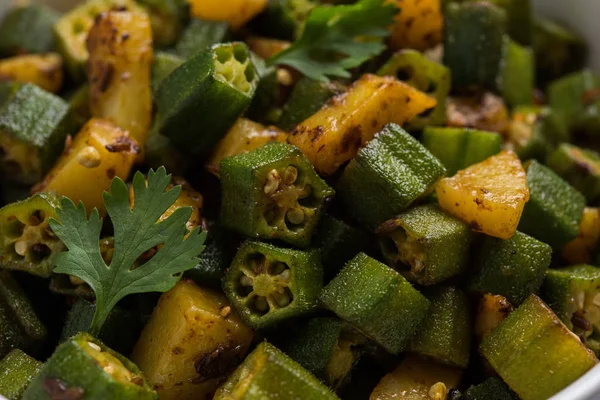 Bhindi veya bhendi veya bamya veya ladyfinger köri veya sabji, seçici odak Hint masala kızarmış