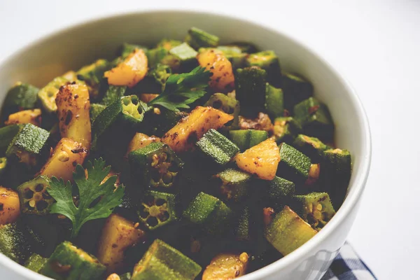 Bhindi veya bhendi veya bamya veya ladyfinger köri veya sabji, seçici odak Hint masala kızarmış