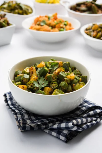 Bhindi veya bhendi veya bamya veya ladyfinger köri veya sabji, seçici odak Hint masala kızarmış