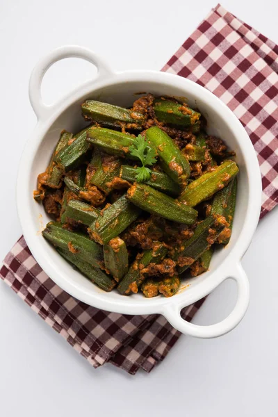 Bhindi veya bhendi veya bamya veya ladyfinger köri veya sabji, seçici odak Hint masala kızarmış