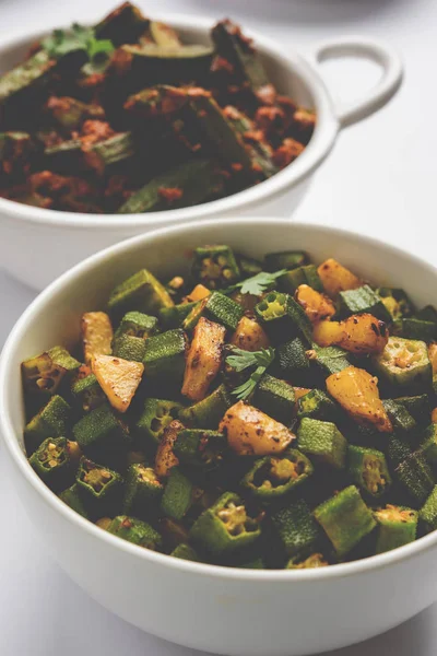 Bhindi veya bhendi veya bamya veya ladyfinger köri veya sabji, seçici odak Hint masala kızarmış