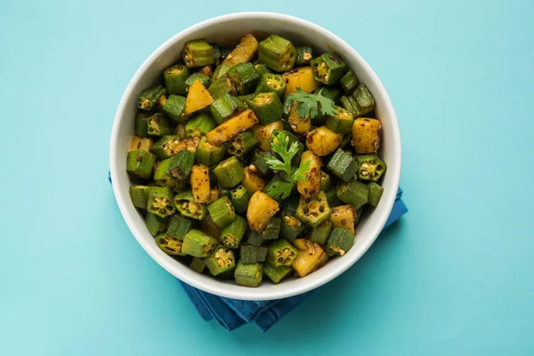 Bhindi veya bhendi veya bamya veya ladyfinger köri veya sabji, seçici odak Hint masala kızarmış