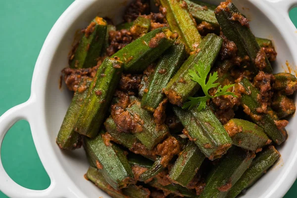 Bhindi veya bhendi veya bamya veya ladyfinger köri veya sabji, seçici odak Hint masala kızarmış