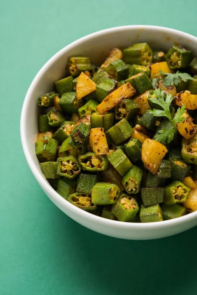 Bhindi veya bhendi veya bamya veya ladyfinger köri veya sabji, seçici odak Hint masala kızarmış