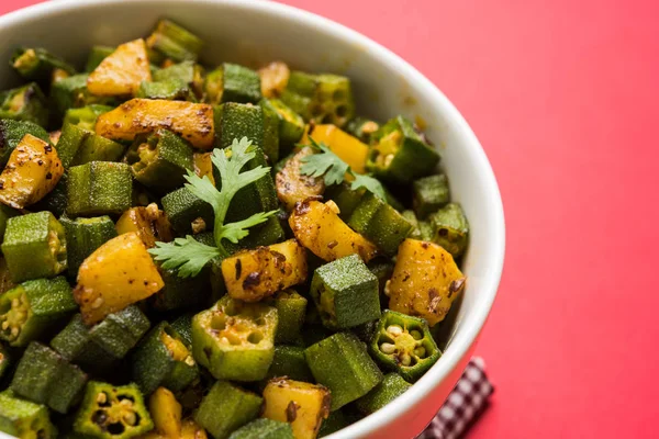 Indisches Masala gebraten bhindi oder bhendi oder okra oder ladyfinger curry oder sabji, selektiver Fokus — Stockfoto