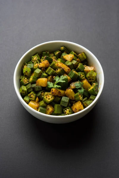 Bhindi veya bhendi veya bamya veya ladyfinger köri veya sabji, seçici odak Hint masala kızarmış