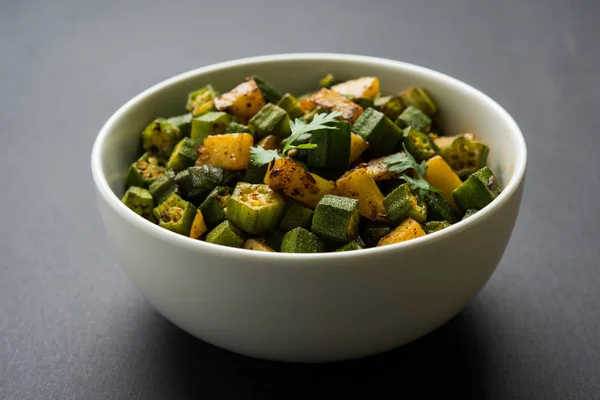 Indisches Masala gebraten bhindi oder bhendi oder okra oder ladyfinger curry oder sabji, selektiver Fokus — Stockfoto