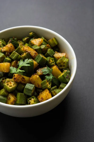 Bhindi veya bhendi veya bamya veya ladyfinger köri veya sabji, seçici odak Hint masala kızarmış