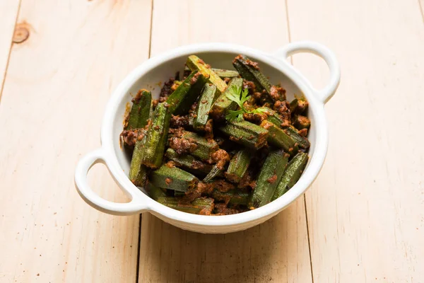 Bhindi veya bhendi veya bamya veya ladyfinger köri veya sabji, seçici odak Hint masala kızarmış
