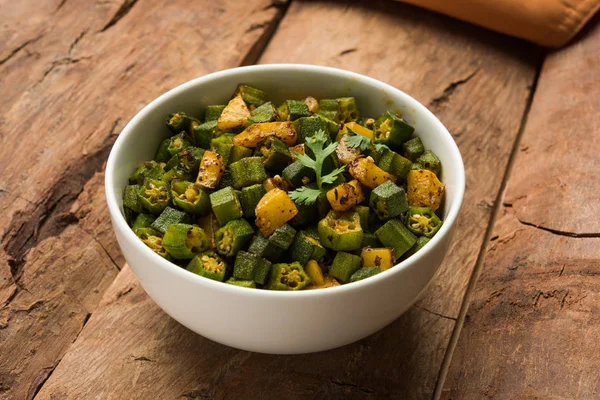 Bhindi veya bhendi veya bamya veya ladyfinger köri veya sabji, seçici odak Hint masala kızarmış