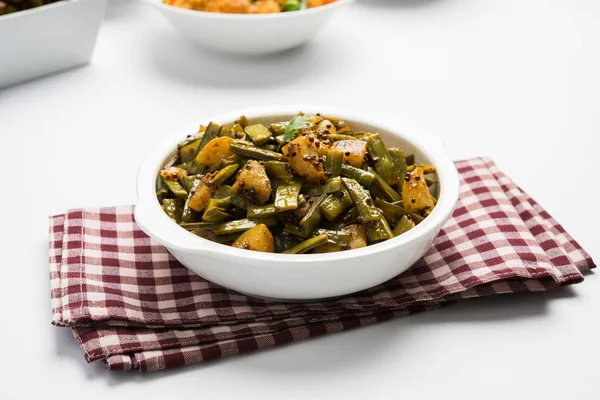 Kızarmış küme fasulyesi köri veya gawar veya gowar ki sabji, seçici odak