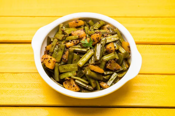 Kızarmış küme fasulyesi köri veya gawar veya gowar ki sabji, seçici odak