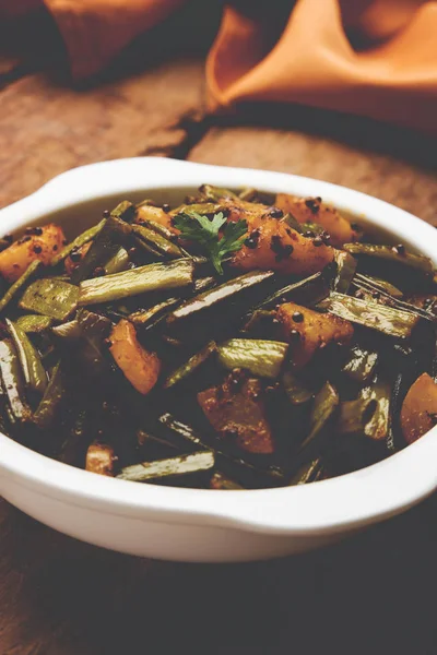 Kızarmış küme fasulyesi köri veya gawar veya gowar ki sabji, seçici odak