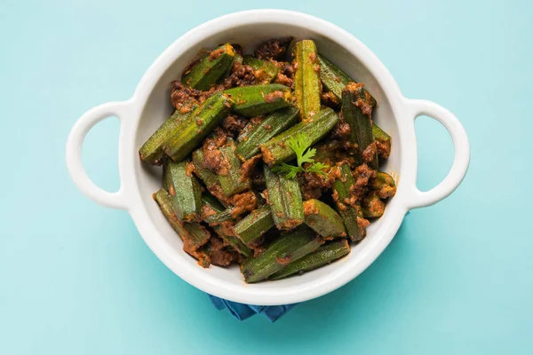 Bhindi veya bhendi veya bamya veya ladyfinger köri veya sabji, seçici odak Hint masala kızarmış