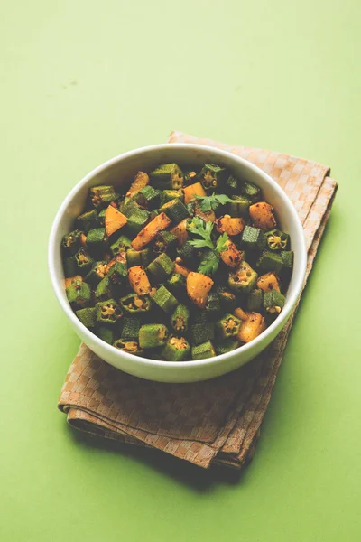 Bhindi veya bhendi veya bamya veya ladyfinger köri veya sabji, seçici odak Hint masala kızarmış