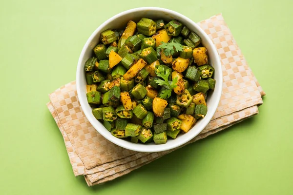 Bhindi veya bhendi veya bamya veya ladyfinger köri veya sabji, seçici odak Hint masala kızarmış