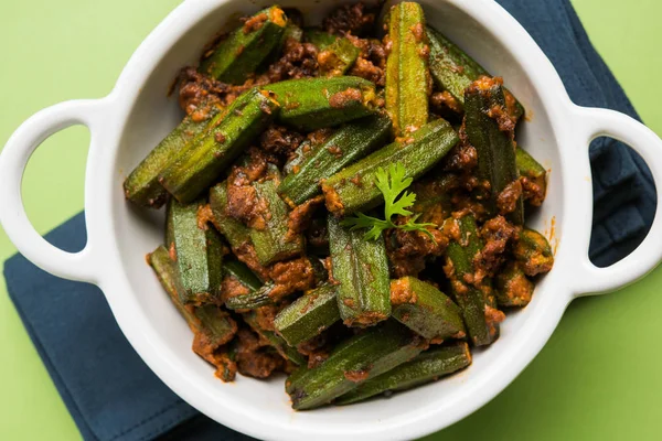 Bhindi veya bhendi veya bamya veya ladyfinger köri veya sabji, seçici odak Hint masala kızarmış