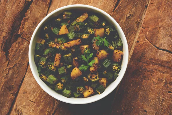 Bhindi veya bhendi veya bamya veya ladyfinger köri veya sabji, seçici odak Hint masala kızarmış