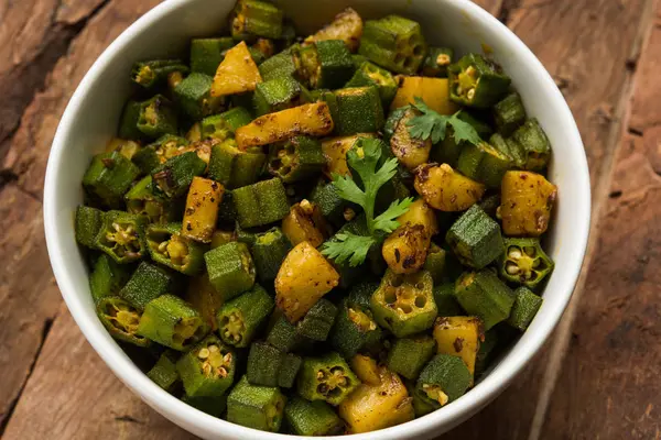 Bhindi veya bhendi veya bamya veya ladyfinger köri veya sabji, seçici odak Hint masala kızarmış
