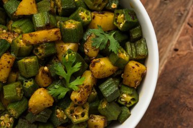 Bhindi veya bhendi veya bamya veya ladyfinger köri veya sabji, seçici odak Hint masala kızarmış