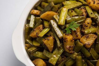 Kızarmış küme fasulyesi köri veya gawar veya gowar ki sabji, seçici odak