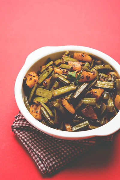 Kızarmış küme fasulyesi köri veya gawar veya gowar ki sabji, seçici odak