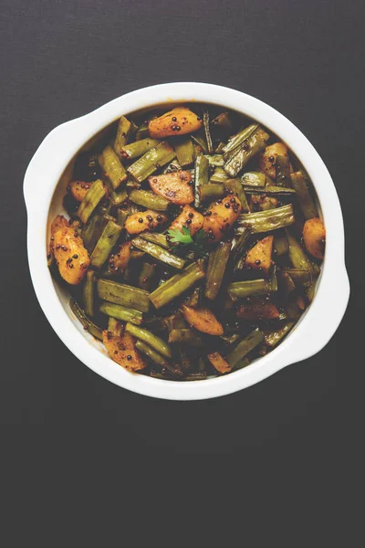 Kızarmış küme fasulyesi köri veya gawar veya gowar ki sabji, seçici odak