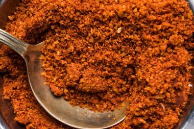 Vada pav, seçici odak genellikle kullanılan kırmızı Hint turşusu sarımsak, Hindistan cevizi ve kırmızı soğuk kuru