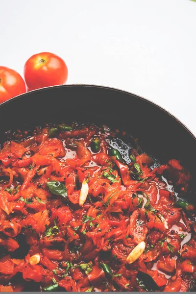 Tomatencurry oder Sabzi oder Sabji oder Chutney, beliebtes indisches Gemüsemenü als Hauptgericht — Stockfoto