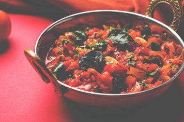 Domates köri veya Sabzi veya sabji veya Hint turşusu, ana yemek için popüler Hint sebze yemek listesi