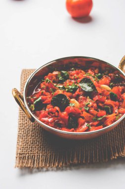 Domates köri veya Sabzi veya sabji veya Hint turşusu, ana yemek için popüler Hint sebze yemek listesi