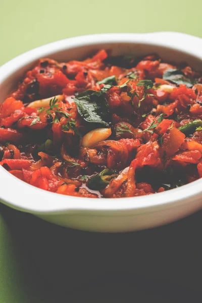 Tomate Curry ou Sabzi ou sabji ou chutney, popular menu de legumes indianos para o prato principal — Fotografia de Stock