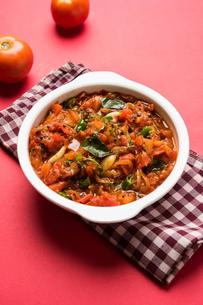 Tomate Curry ou Sabzi ou sabji ou chutney, popular menu de legumes indianos para o prato principal — Fotografia de Stock