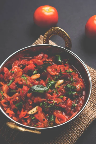 Томатный карри или Сабзи или сабджи или чатни, популярное индийское овощное меню для основного блюда — стоковое фото