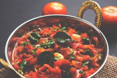 Domates köri veya Sabzi veya sabji veya Hint turşusu, ana yemek için popüler Hint sebze yemek listesi