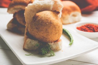 Hint sokak gıda Vada Pav veya Vada Paav veya Vadapav, seçici odak