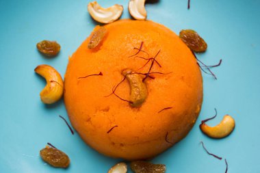 Düz veya Alman aromalı irmik helva / Sooji ka helva ya da tatlı Rava Sheera veya shira - Hint Festivali tatlı yapılan irmik sütü safran fındık ve Ghee