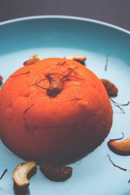 Düz veya Alman aromalı irmik helva / Sooji ka helva ya da tatlı Rava Sheera veya shira - Hint Festivali tatlı yapılan irmik sütü safran fındık ve Ghee